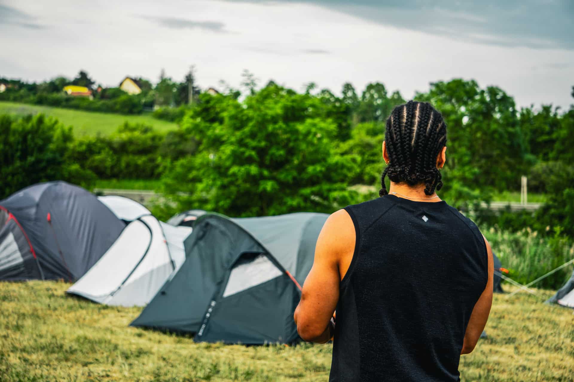 Athlet vor der Zeltreihe auf dem Campinggelände des Nature Warriors Bootcamps auf Gut Wöllried