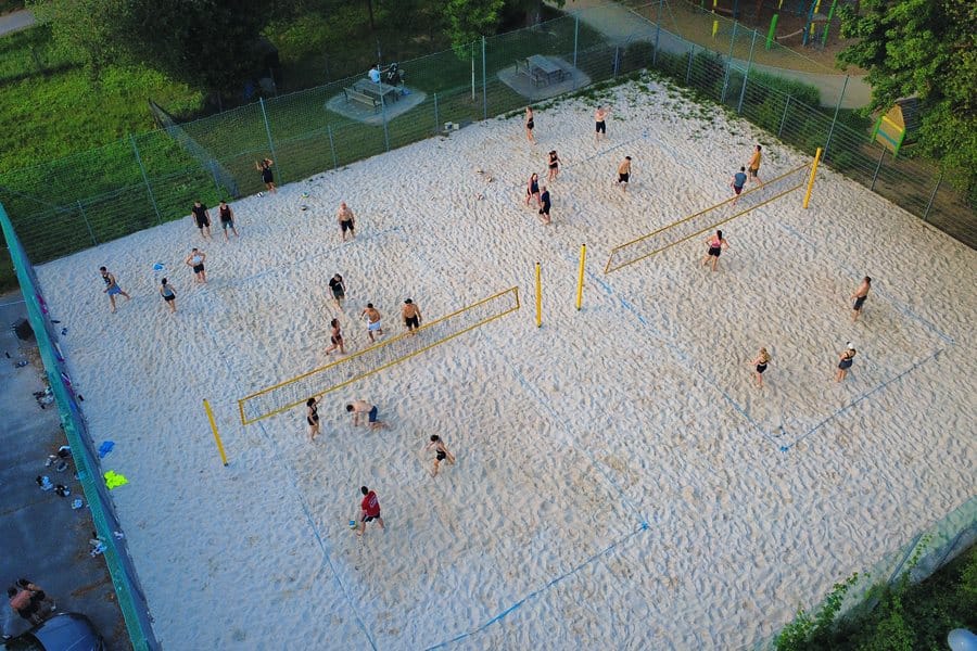 Beachvolleyball aus der Drohnenperspektive