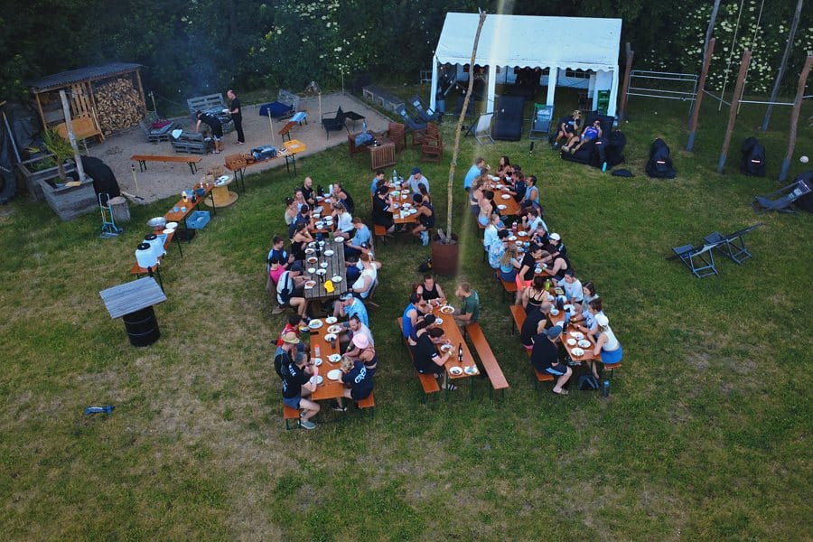 Das Camp am Abend aus der Luft