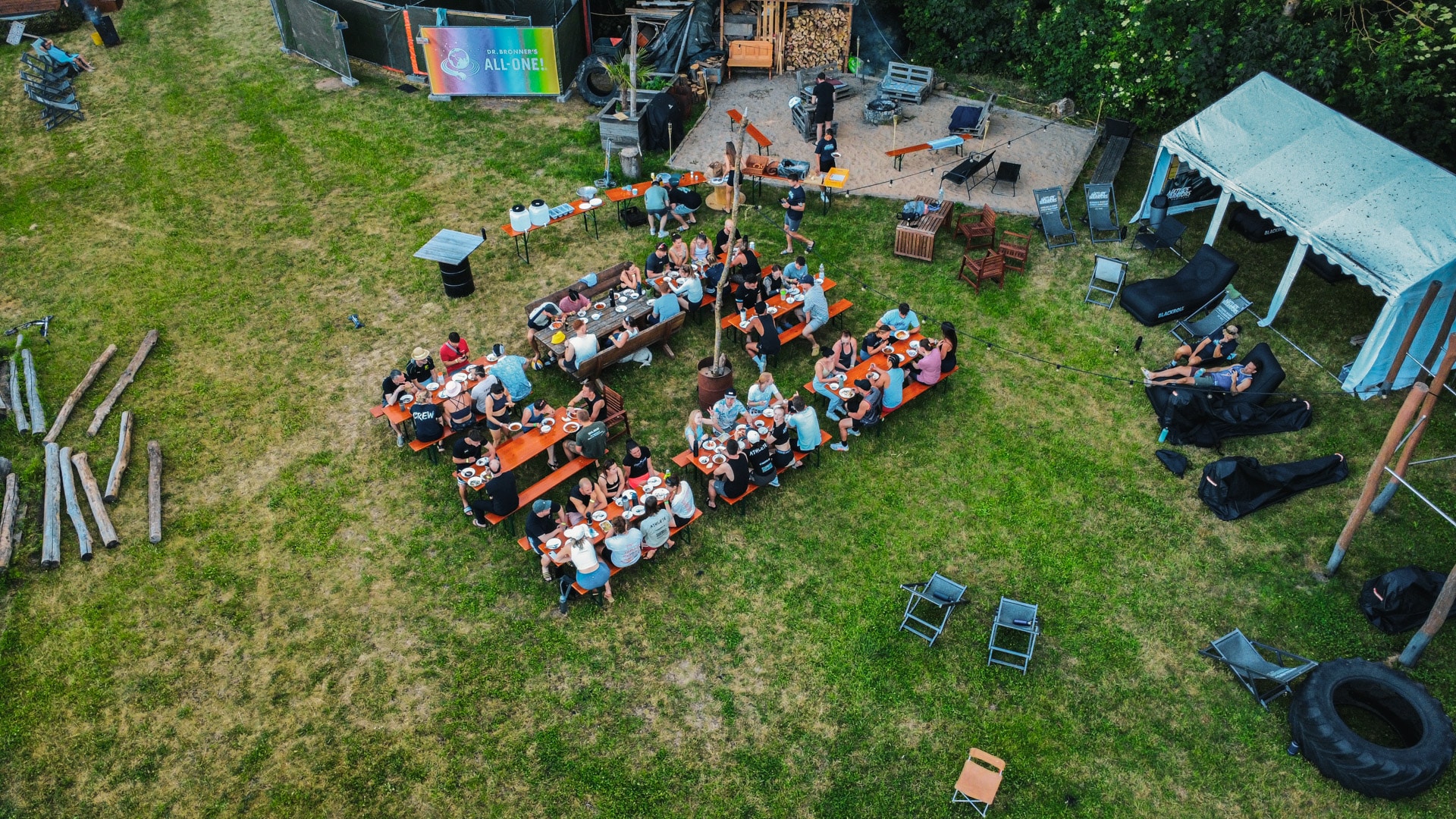 Luftaufnahme der Essenszone mit Biertischgarnituren und Eventzelt