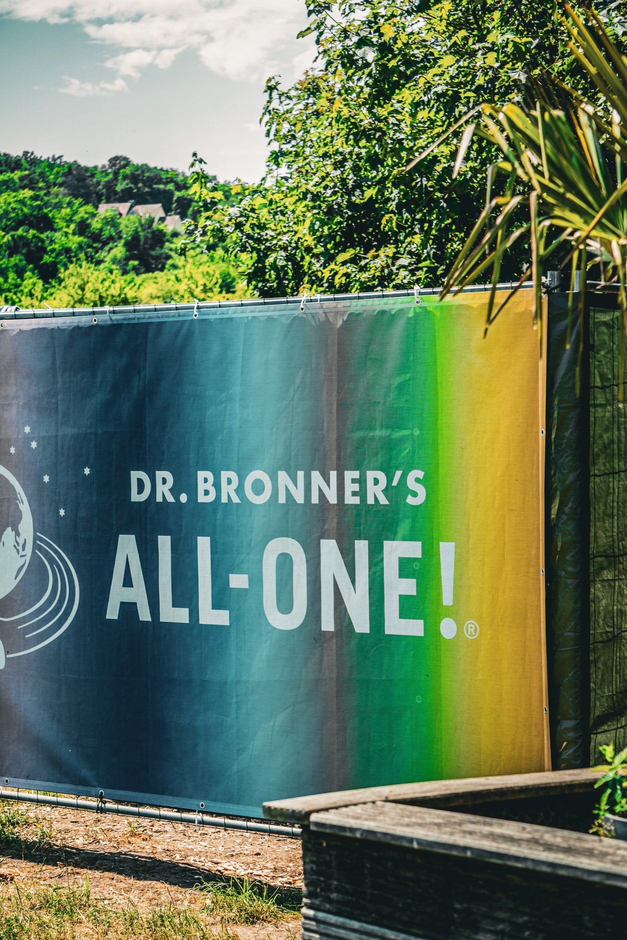 Dr.-Bronner's-Banner am Bauzaun des Bootcamp-Geländes